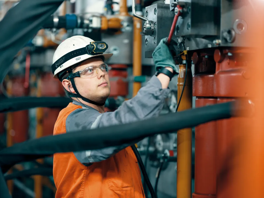 Na zijn vakantiejob ging Kevin bij ons aan de slag als onderhoudsmedewerker.  Hij volgde interessante opleidingen, leerde veel van collega’s en vandaag is hij ploegbaas.