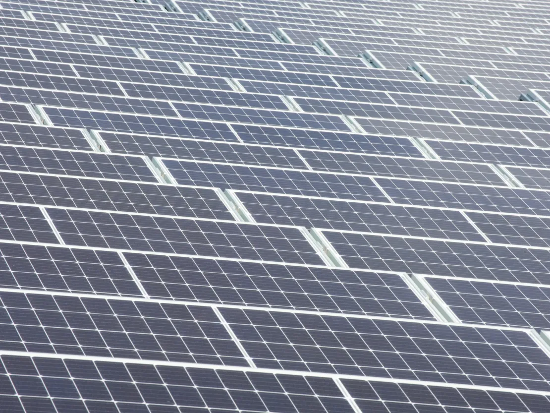 zonnepanelen dak koudwalserij achtergrond