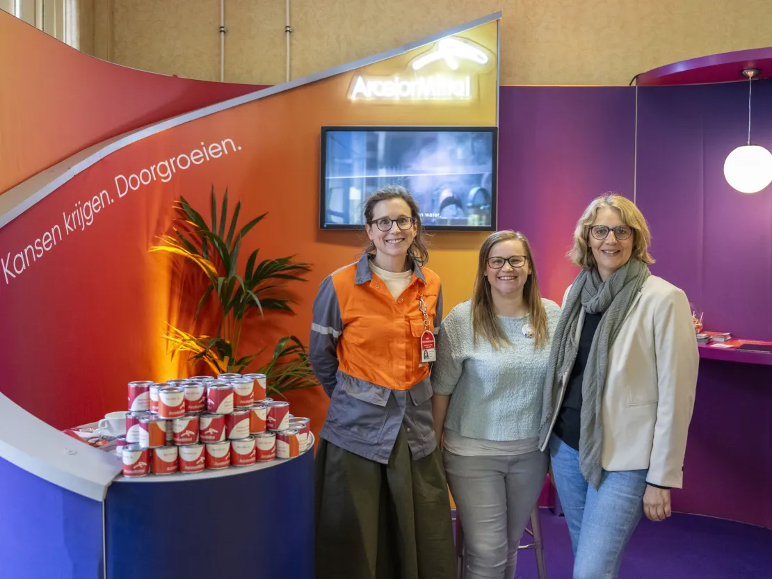Personnel des RH sur le stand de l'emploi