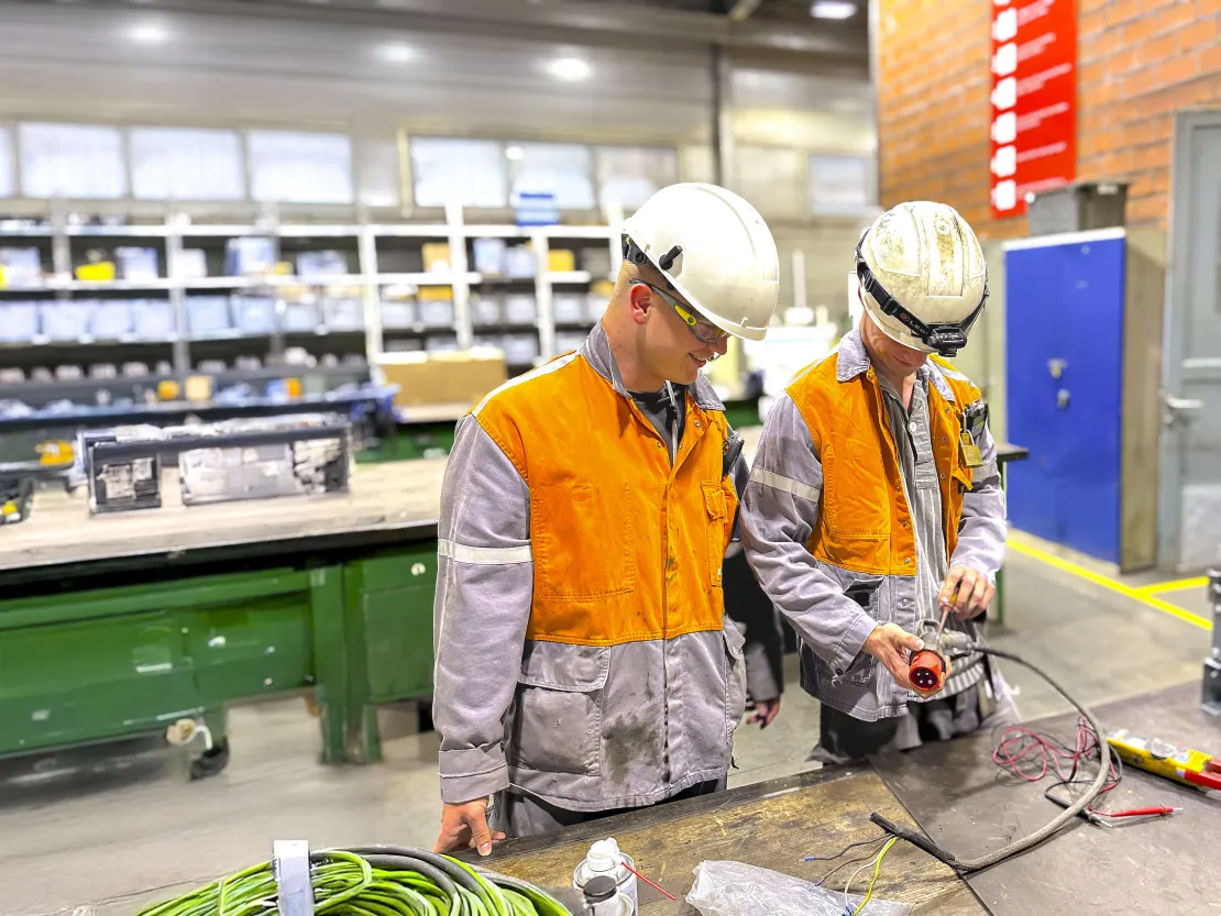 Stagiair werkt met begeleider