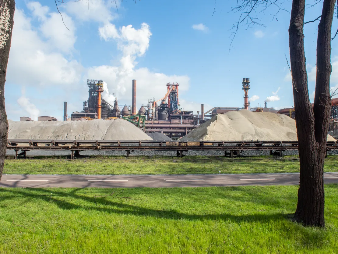 Hauts fourneaux et matières premières dans la nature