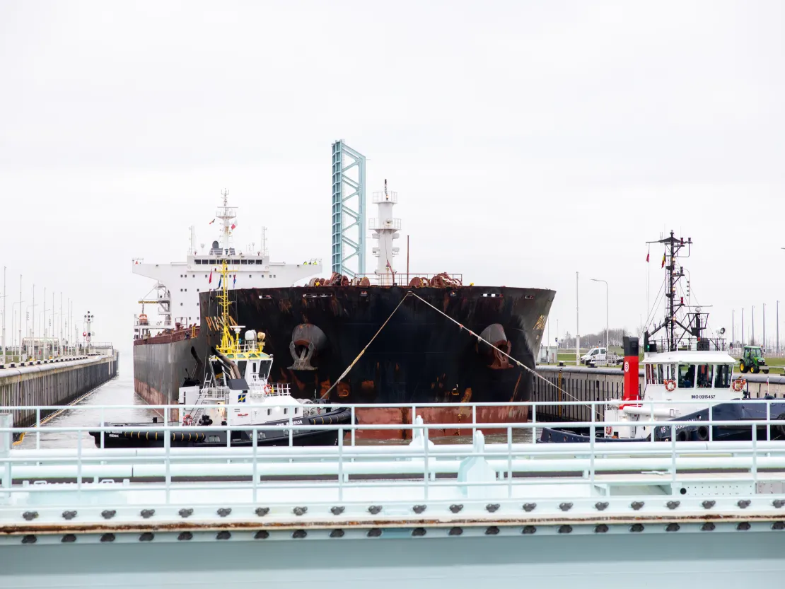 Wider ship Northsea Port new lock