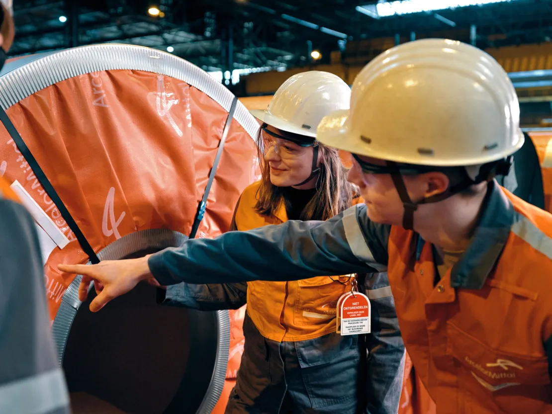 Studente krijgt uitleg over rol