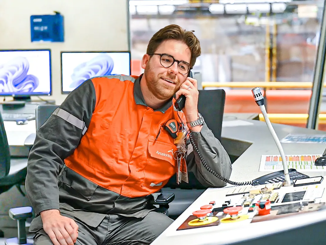 Operator overwikkelbaan in de controlekamer
