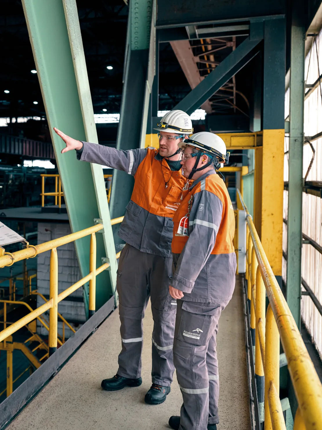 Twee medewerkers warmwals