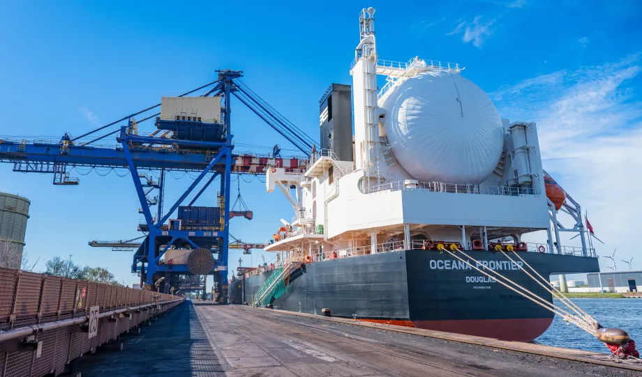 L'Oceana Frontier, un navire durable fonctionnant au GNL, à Gand