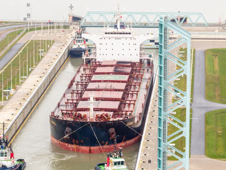 Essais de navigation avec des bateaux plus larges dans la nouvelle écluse de Terneuzen Gand